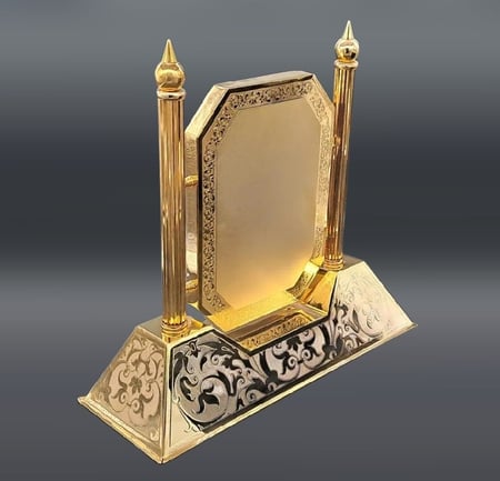 درع ملكي مطلي بالذهب فاخر جدا