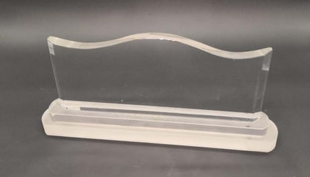 لوحة كريستال بقاعدة مرملة