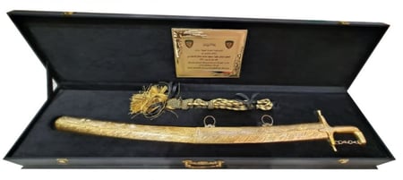 سيف ذهبي مع علبة جلدية