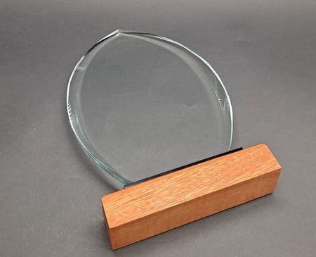 درع زجاج صنوبرة قاعدة خشبية