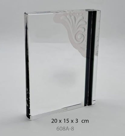 كريستال على شكل مستطيل مزخرف  محفور بتقنية ثنائي الابعاد