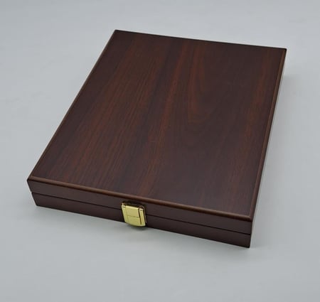 درع خشبي مع معدن