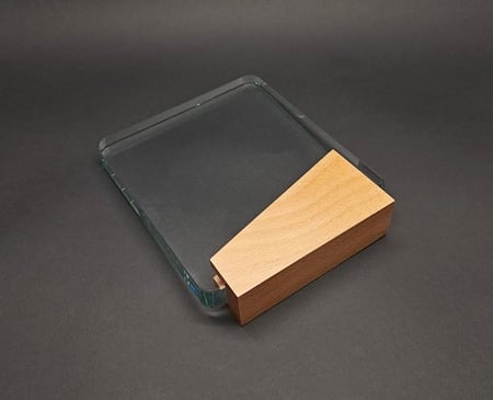 درع زجاج مودرن بقاعدة خشبية مائل