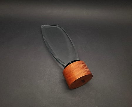 درع تروفي زجاج شعلة خشب قاعدة دائرية