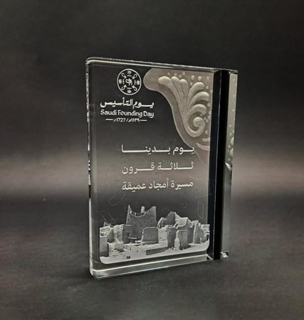 كريستال على شكل مستطيل مزخرف  محفور بتقنية ثنائي الابعاد