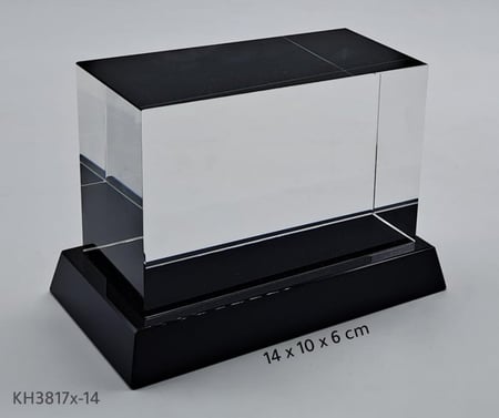 مكعب كريستال مع قاعدة اسود