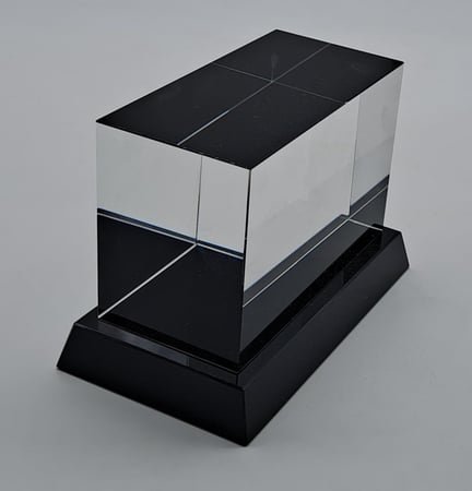 مكعب كريستال مع قاعدة اسود