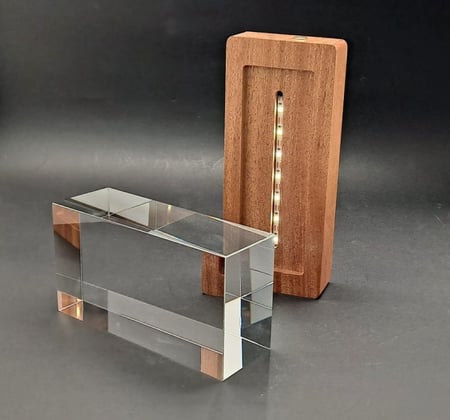 مكعب كريستال بقاعدة خشب اضاءة LED