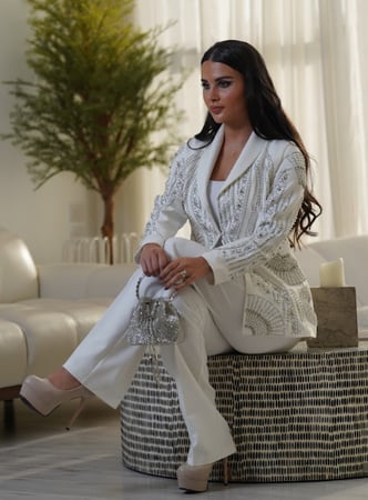 بدلة رسمية باللون الأبيض مزين بالكريستال الفضي الفاخر