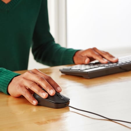 امازون بيسكس | ماوس كمبيوتر سلكي بمنفذ USB بـ3 ازرار، مفرد، اسود Amazonbasics | USB Mouse