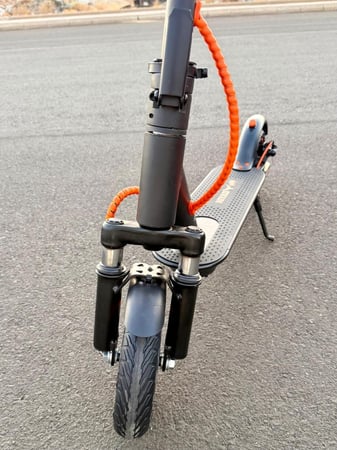 سكوتر كهربائي بمساعدات أمامية