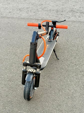 سكوتر كهربائي بمساعدات أمامية