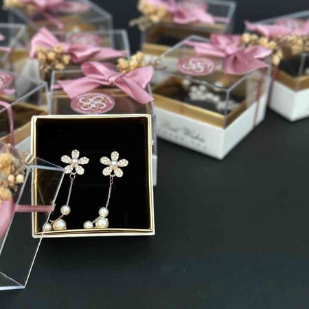 توزيعات حلق أذن بعلبة فاخرة