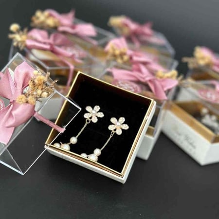 توزيعات حلق أذن بعلبة فاخرة