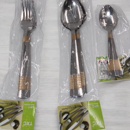 ملاعق طعام مع اشواك وملاعق حلا