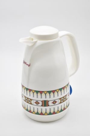 ترمس شاي وقهوة بطابع تراثي يعكس الأصالة والعراقة