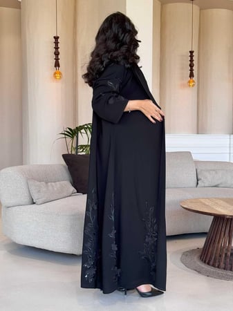 عباية كريب اسبشل بقصة نص كلوش مزينة بتطريز دقيق وشك فاخر مثالية للسهرا