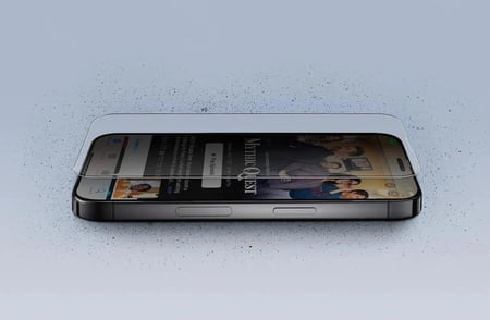 شاشة حماية على ايفون 14 يظهر فيها النقاء و الوضوح