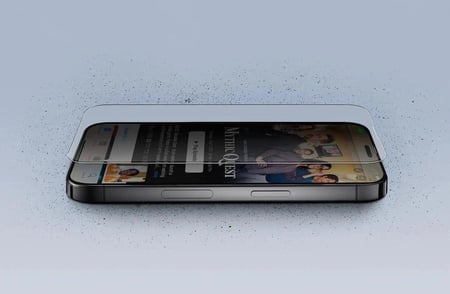 شاشة حماية على ايفون 13 يظهر فيها النقاء و الوضوح