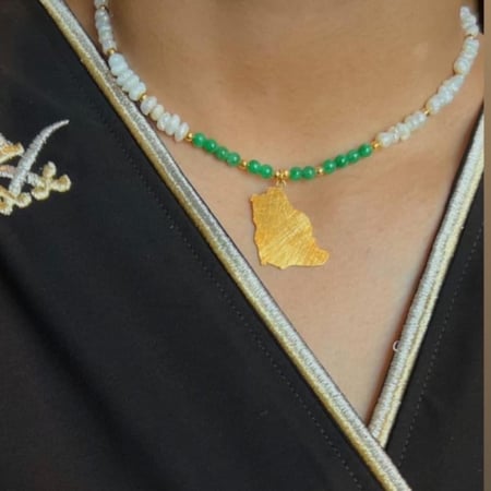 عقد لؤلؤ زراعي واحجار خريطة المملكة مطلية