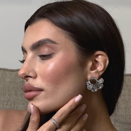 اقراط اذن فاخرة باللون الفضي ومزينة بالاحجار الطبيعيه والزركون