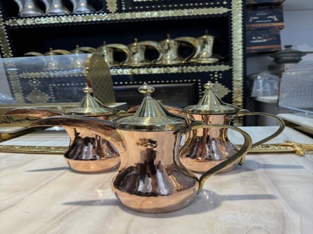 دلة شكل مزعل نحاس احمر قراح