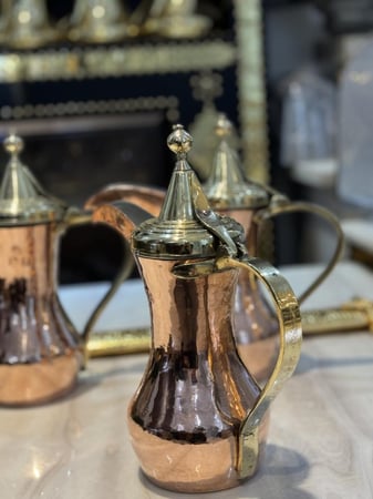دلة شكل مزعل نحاس احمر قراح