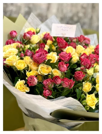 بوكيه وردي واصفر بيبي روز مغلفه بورق ابيض واخضر