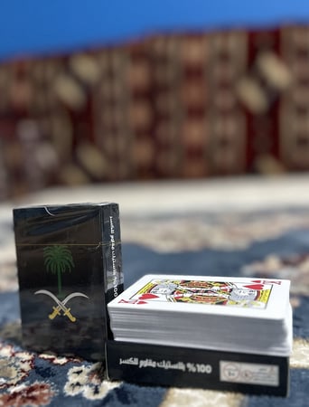 ورقة لعب بتصميم سيفين ونخلة