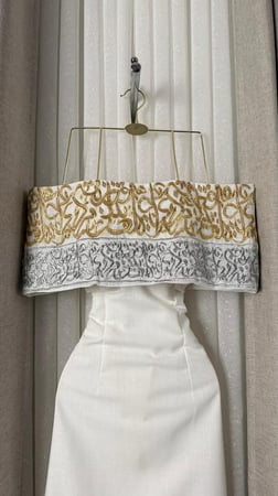 فستان ابيض بنقوش ذهبي وفضي