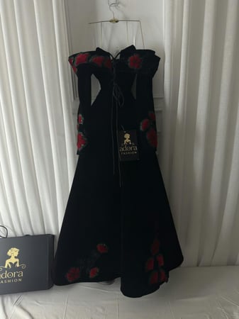 فستان مخمل على ورد انيق