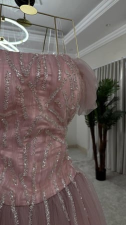 فستان سهرة مميز تل وخرز