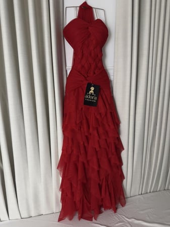 فستان سهره احمر مكشوف الاكتاف