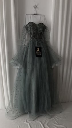 فستان سهرة ملكي بتصميم فخم من Adora Fashion