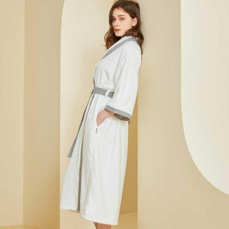 روب ملكي - ابيض