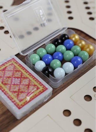 لعبة لوح جاكارو رويال الخشبي خفيفة الوزن مرقمة مناسبة لـ 6 لاعبين مع مجموعة بطاقات واحدة و24 قطعة رخامية عائلية ممتعة ومثيرة، (55 × 40 سم)