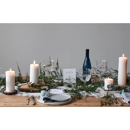 مجموعة شموع عمودية بيضاء سادة مكونة من 4 شموع ديكور غير معطرة بمقاسات مختلفة مع وقت احتراق طويل، مثالية للاضاءة الجوية وديكور المنزل