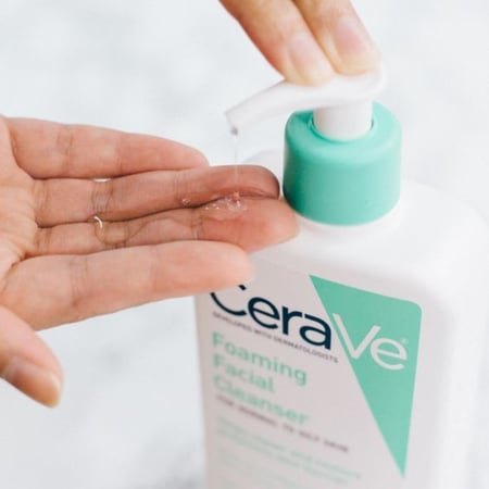 غسول الوجه الفعال من سيرافي