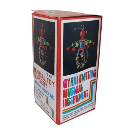 لعبة اطفال مع مفتاح قديمة