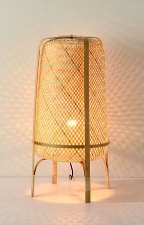 أبجورة ستاند خيزران عالية – تصميم شبكي أنيق بإضاءة دافئة للمجالس والديكور