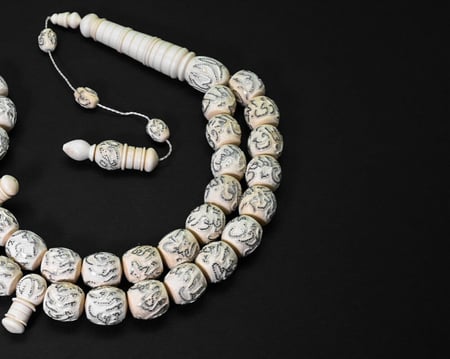 قوافل سبحة من عاج طبيعي بأسماء الله الحسنى مكتوبة بالفضة IV0083