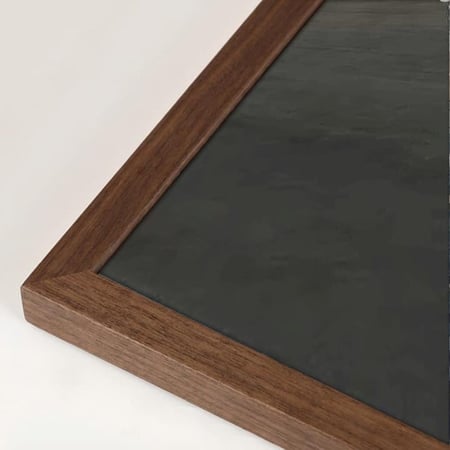 لوحة فنية تعتمد على سطح مرآة عاكس كخلفية، وتتزين بتكوين نحتي بارز مكون من "حراشف" أو بتلات دائرية متراصة بألوان متناغمة (الأبيض، الأحمر، والأخضر الغامق)