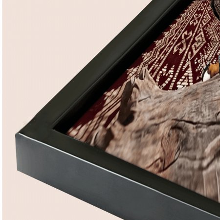 لوحة فنية مهيبة تصور عقاباً شامخاً يقف على غصن شجرة عتيق