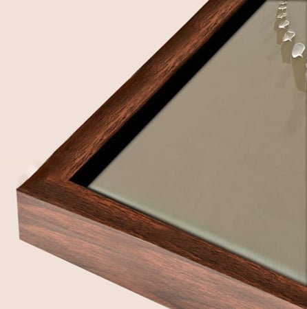 لوحة بتلات بيضاء جبسية بارزة تتوزع فوق خلفية بلون الشامبين