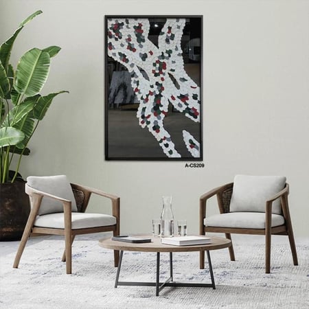 لوحة فنية تعتمد على سطح مرآة عاكس كخلفية، وتتزين بتكوين نحتي بارز مكون من "حراشف" أو بتلات دائرية متراصة بألوان متناغمة (الأبيض، الأحمر، والأخضر الغامق)