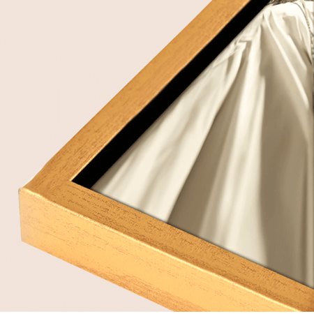 لوحة فنية تظهر سيدة عربية بزي تراثي أبيض مطرز