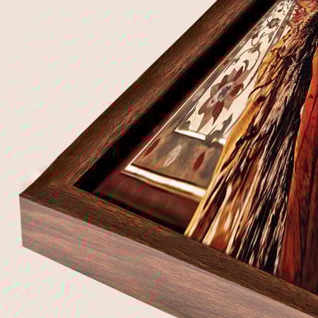 لوحة فنية لامرأة بملامح شرقية فاتنة