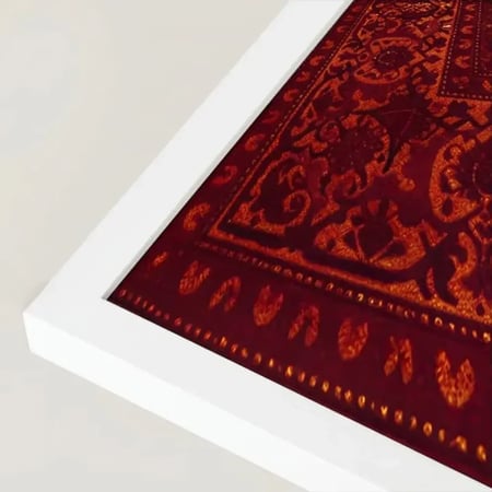 امرأة بزي تقليدي أنيق تمسك بحصان بني