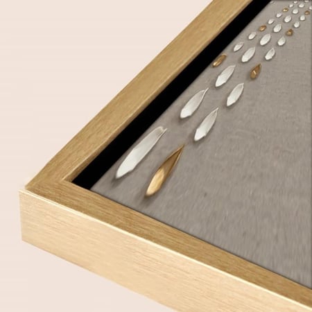 لوحة بتلات منحوتة جبسية بألوان الأبيض والذهبي فوق خلفية قماشية رمادية دافئة