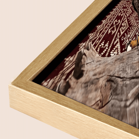 لوحة فنية مهيبة تصور عقاباً شامخاً يقف على غصن شجرة عتيق